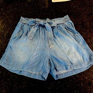 Lightweight denim shorts with tie